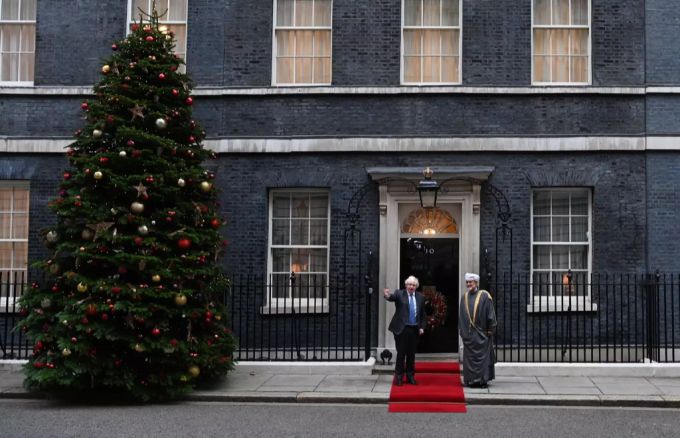 Auch vor der 10 Downing Street, dem Regierungssitz in London, steht ein geschmückter Christbaum. Corona