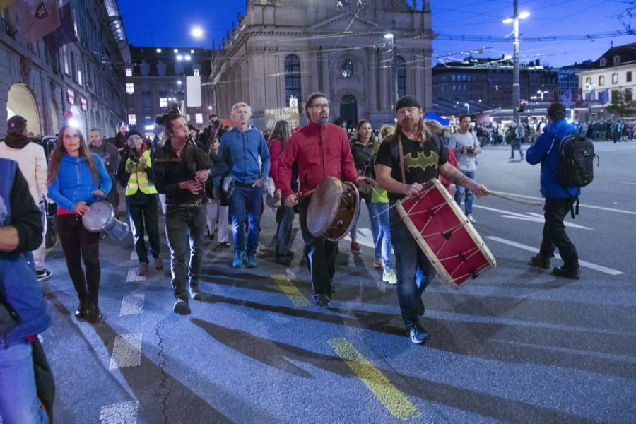 Demonstranten an einer Kundgebung von Coronavirus-Massnahmengegnern, am Donnerstag, 30. September 2021, in Bern.