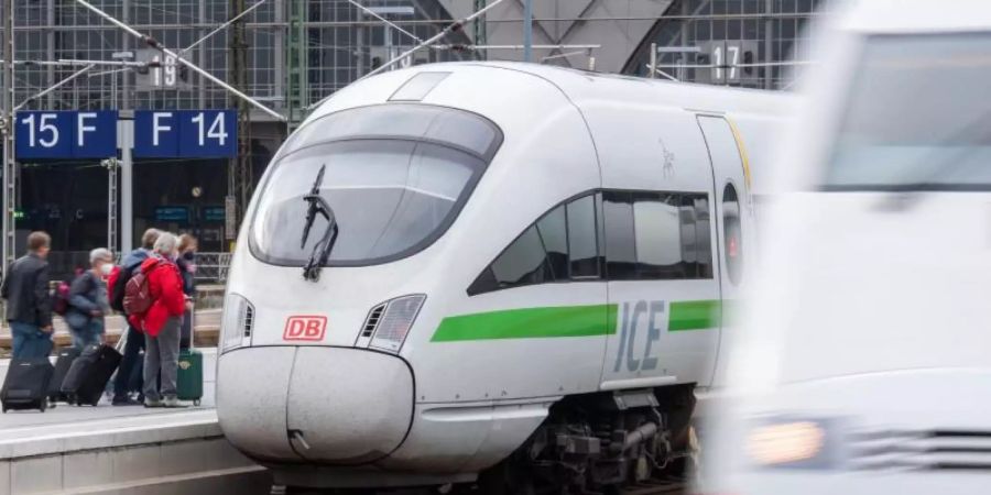 Die Deutsche Bahn will die Fahrpreise am 12. Dezember im Durchschnitt um 1,9 Prozent erhöhen. Foto: Christophe Gateau/dpa
