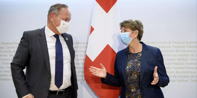 Jürg Stahl, der Präsident von Swiss Olympics, neben der Bundesrätin Viola Amherd. amherd stahl