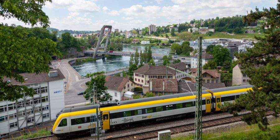 Die Rheinbrücke Schaffhausen Fluringen mit einfahrendem Zug.