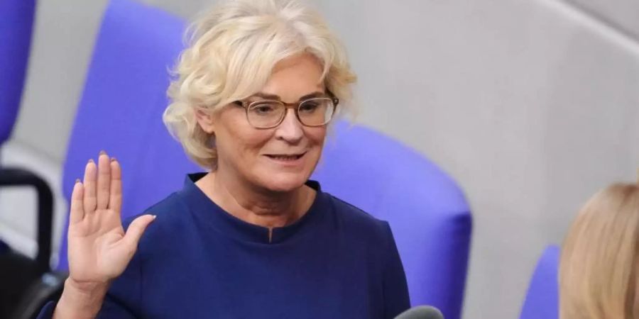 Die neue Bundesverteidigungsministerin Christine Lambrecht (SPD) legt bei ihrer Vereidigung im Bundestag vor Bundestagspräsidentin Bärbel Bas (SPD) den Amtseid ab. Foto: Kay Nietfeld/dpa