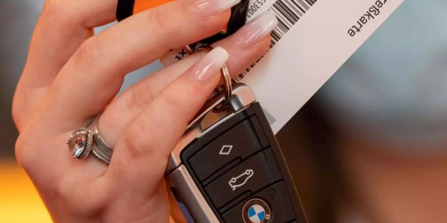 Die Preise für Mietwagen steigen aktuell - besonders stark ausgerechnet in beliebten Urlaubsländern. Foto: Peter Kneffel/dpa/Symbolbild