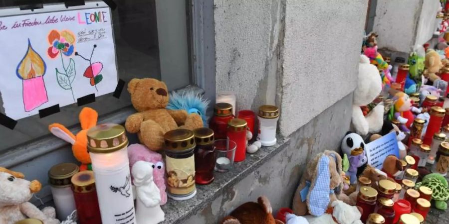 Kerzen und Plüschtiere stehen vor dem Eingang des Hauses, wo am 12.01.2019 die sechsjährige Leonie ums Leben kam. Foto: Stefan Sauer/dpa