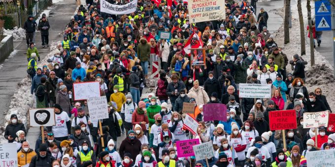 Skeptiker erfinden Impf-Tod bei ungeimpfter Frau (31). Bild von einer Demonstration gegen die Corona-Massnahmen in Bregenz am 12. Dezember 2021. Coronavirus