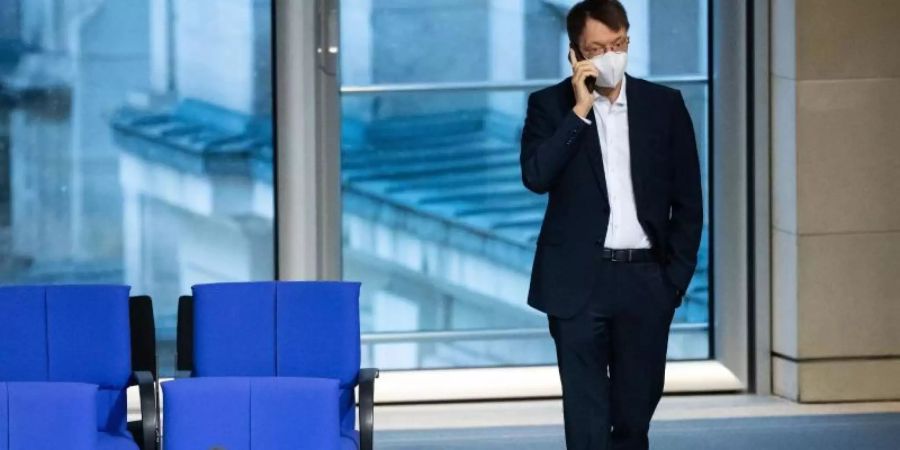 Karl Lauterbach (SPD), Bundesminister für Gesundheit, telefoniert vor Beginn der Plenarsitzung im Deutschen Bundestag. Foto: Bernd von Jutrczenka/dpa