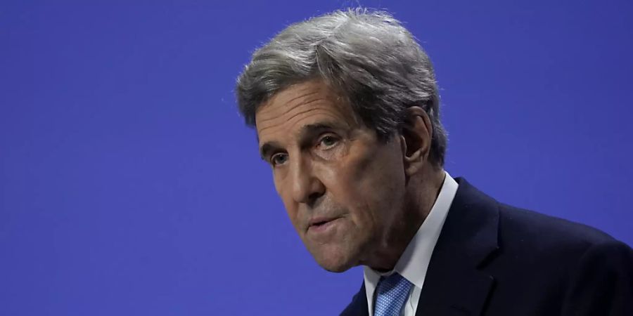 John Kerry, Sondergesandter des US-Präsidenten für Klimafragen, spricht bei einer Pressekonferenz während der UN-Klimakonferenz COP26. Foto: Alberto Pezzali/AP/dpa