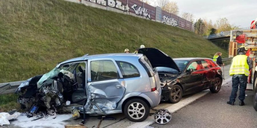 Ein 96-jähriger Falschfahrer hat auf der Autobahn A4 einen schweren Verkehrsunfall verursacht. Foto: Ralf Roeger/dpa