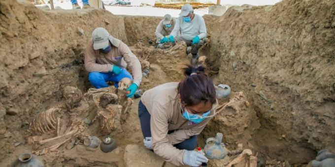 Lima - Archäologen in Peru entdecken jahrhundertealtes Massengrab