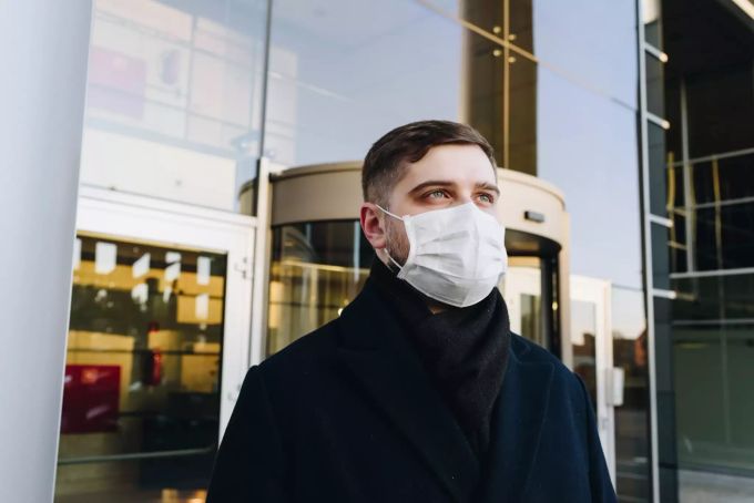 Trotz Impfung sollte man sich nicht in falscher Sicherheit wähnen. Mann mit Maske