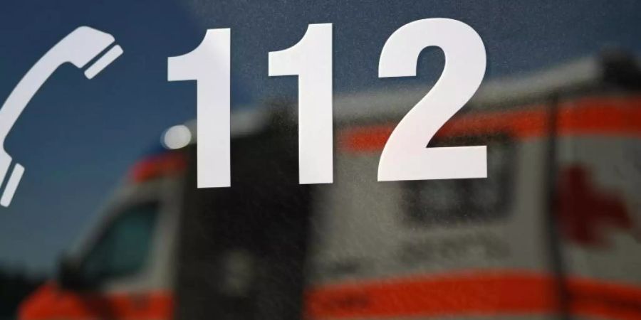 Ein Rettungswagen spiegelt sich während einer Übung in einem Fenster eines anderen Rettungswagen mit der Aufschrift «112». Foto: Patrick Seeger/dpa