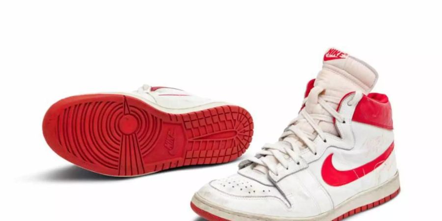 Dieses Paar Turnschuhe von Ex-Basketballprofi Michael Jordan könnte in den USA für rund 1,5 Millionen Dollar (etwa 1,3 Millionen Euro) versteigert werden. Foto: -/Sothebys/dpa