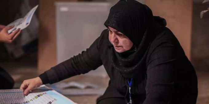 Eine Mitarbeiterin des irakischen Wahlausschusses zählt Stimmen für die irakischen Parlamentswahlen in einem Wahllokal aus. Foto: Ameer Al Mohammedaw/dpa irak