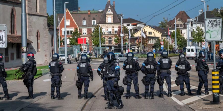 Die Polizei stand am Samstag in Basel bereit.