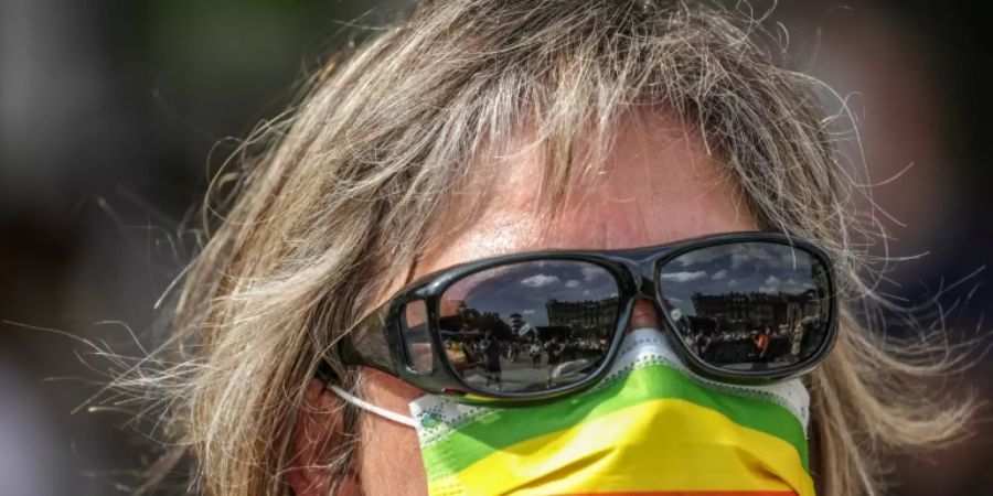 Demonstrantin bei Fridays for Future mit Maske