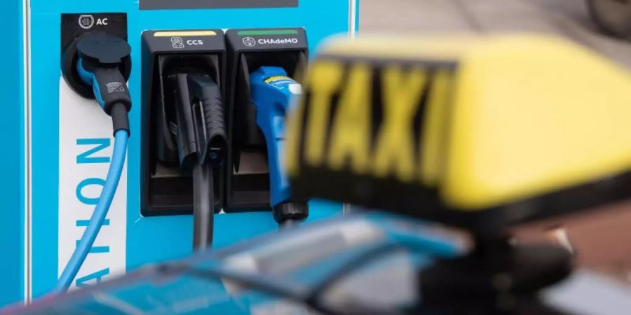 Inklusive eines Herstelleranteils ist bei rein batteriebetriebenen Fahrzeugen derzeit eine Förderung bis zu 9000 Euro möglich - dem Taxiverband reicht das nicht. Foto: Marijan Murat/dpa