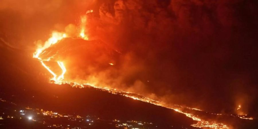 Glühende Lava fliesst auf La Palma bei einem weiteren Vulkanausbruch einen Berg hinunter. Foto: Emilio Morenatti/AP/dpa