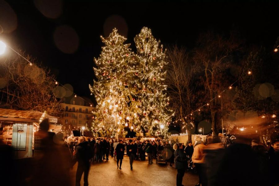 Am Sternenmarkt in Bern befinden sich gleich zwei beschmückte Weihnachtstannen.