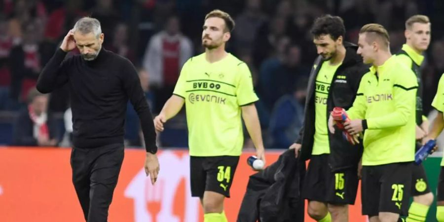 Nach der Niederlage gehen Dortmunds Trainer Marco Rose und die Spieler in Amsterdam vom Platz. Foto: Bernd Thissen/dpa