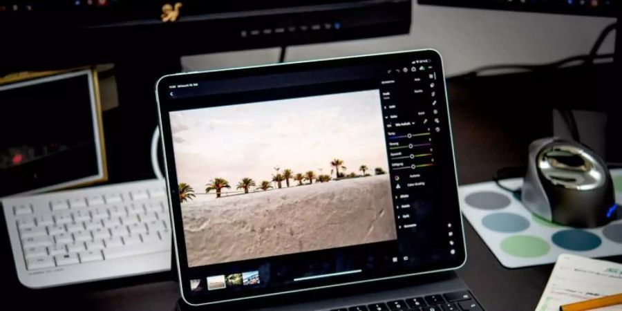 Das Richtige für Foto- und Video-Profis: Mit einer Software wie Lightroom von Adobe kann der M1-Chip seine Power voll ausspielen. Foto: Zacharie Scheurer/dpa-tmn