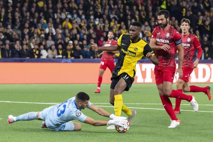 Schon wieder! Siebatcheu schafft es nicht, den Ball an Villarreal-Goalie Rulli vorbeizubringen. YB