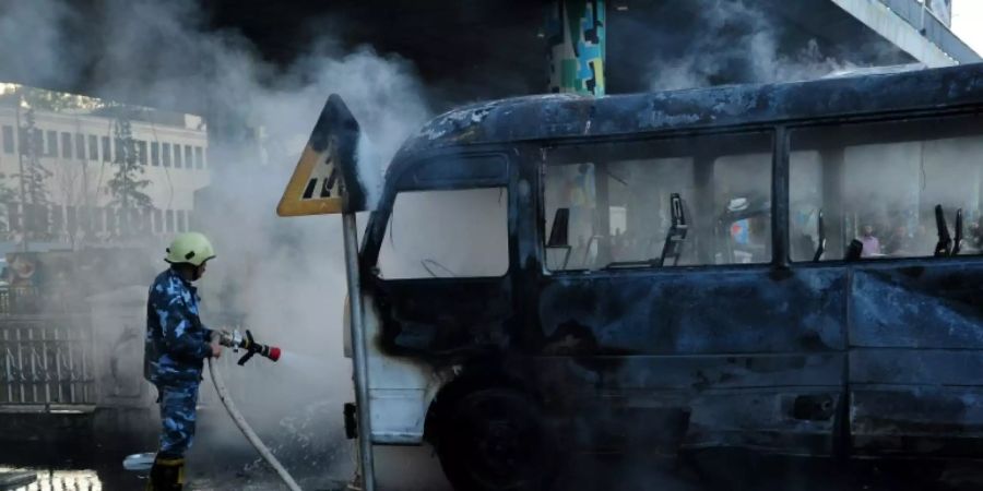 Ausgebrannter Armeebus nach Anschlag in Damaskus