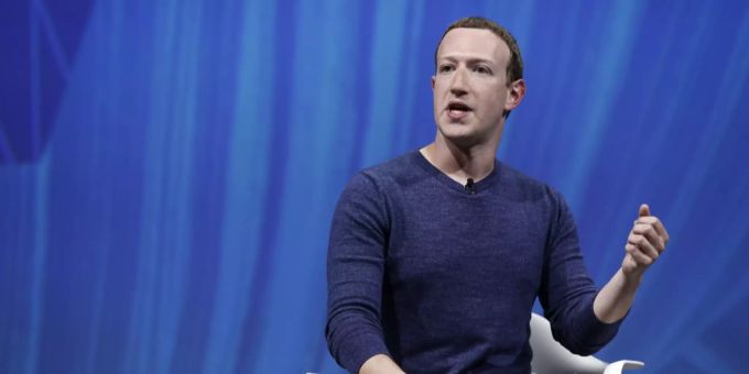 Facebook-Chef Marc Zuckerberg will seine Firma offenbar umbenennen. facebook