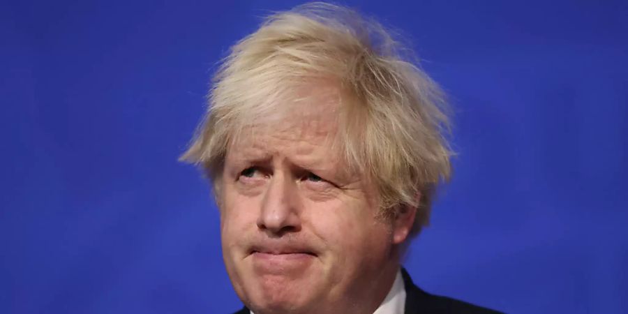 ARCHIV - Boris Johnson, Premierminister von Grossbritannien, spricht während einer Pressekonferenz. In der Affäre um angebliche Lockdown-Partys ist Johnson am Donnerstag im Regierungssitz weiter unter Druck geraten. Diverse Zeitungen berichteten kritisch. Foto: Hollie Adams/Getty Images Pool/AP/dpa