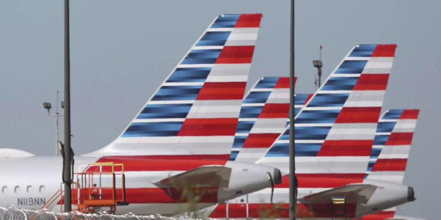 ARCHIV - In einem Flugzeug der American Airlines hat ein Passagier eine Flugbegleiterin geschlagen. Der Mann hat nun lebenslanges Airline-Verbot. Foto: Lm Otero/AP/dpa