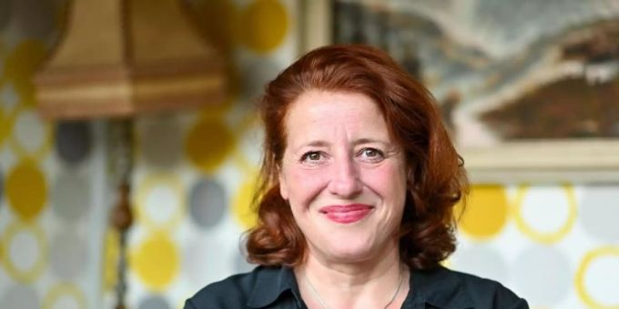 Luise Kinseher wird mit dem «Salzburger Stier» 2022 ausgezeichnet. Foto: Tobias Hase/dpa Luise Kinseher wird mit dem «Salzburger Stier» 2022 ausgezeichnet. Foto: Tobias Hase/dpa