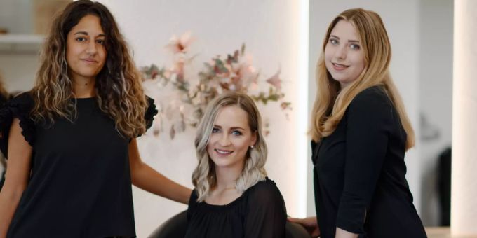 Von links: Sara, Marilena, Gloria empfangen Sie gerne bei Hairstyling Up To Date in Pratteln. Hairstyling Up To Date Pratteln