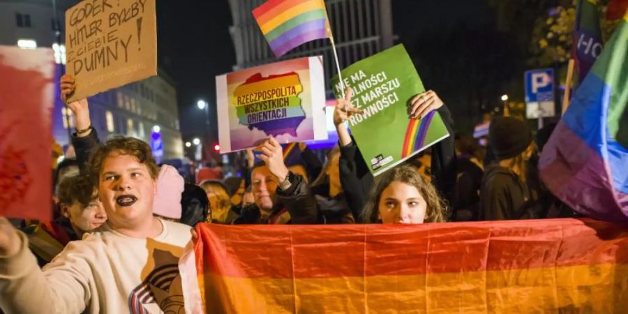 Menschen protestieren gegen ein geplantes Verbot von Demonstrationen für Lesben und Schwule. Foto: Attila Husejnow/SOPA Images via ZUMA Press Wire/dpa