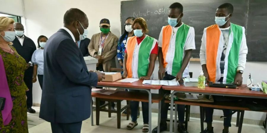 Der Präsident der Elfenbeinküste, Alassane Ouattara, bei der Stimmabgabe