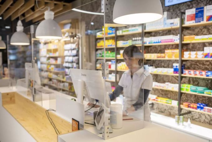 CEO-Buholzer: «Die Versorgung mit patentgeschützten Arzneimitteln in der Schweiz ist nicht in Gefahr.» Apotheke mit Glasvitrine an der Kasse.
