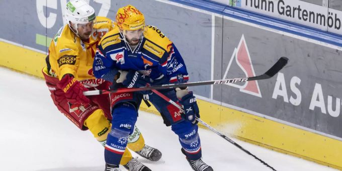 Sebastian Schilt (l.) bedrängt Topscorer Garrett Roe von den ZSC Lions. zsc