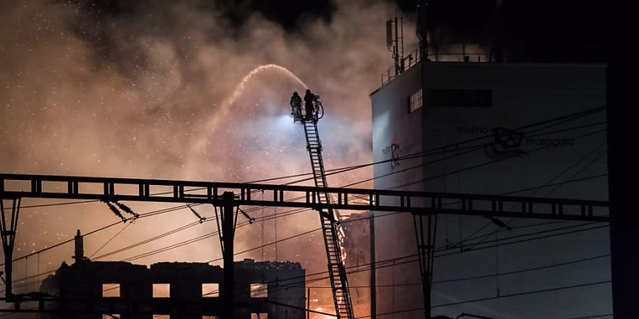 Am späten Montagnachmittag ging die Mühle von Maroggia am Luganersee in Flammen auf. Inzwischen ist der Brand unter Kontrolle.