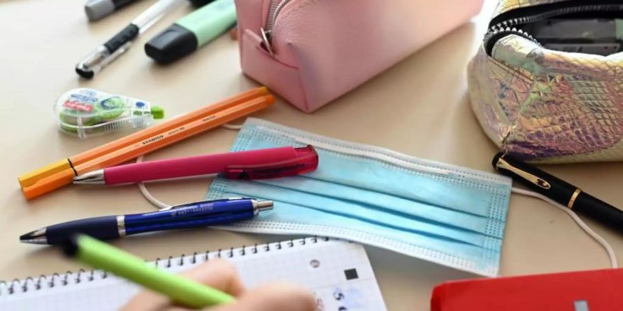 Nach besonders hohen Corona-Infektionszahlen werden ab Mittwoch im thüringischen Landkreis Hildburghausen alle Schulen und Kitas geschlossen. Foto: Uli Deck/dpa
