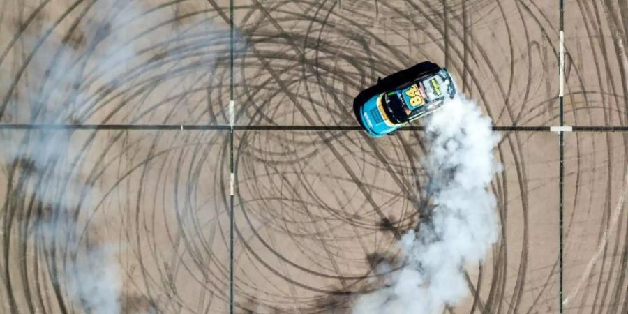 Max Heidrich, professioneller Driftfahrer, steuert im Rahmen einer Vorführung seinen Rennwagen durch die Baggerstadt Ferropolis in Sachsen-Anhalt. Foto: Jan Woitas/dpa-Zentralbild/dpa