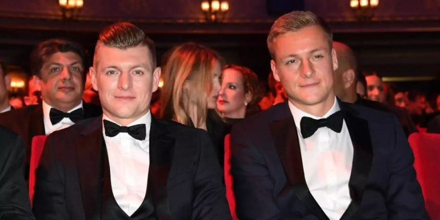 Werden in Corona-Zeiten von ihren Frauen frisiert: Toni Kroos (l) und Bruder Felix. Foto: Britta Pedersen/dpa-Zentralbild/dpa