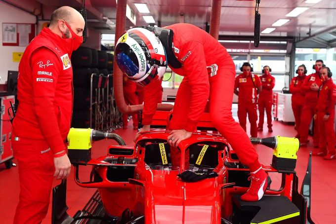 Bekannter Name, bekanntes Helmdesign: Giuliano Alesi klettert in Fiorano ins Cockpit des Ferrari SF-71H. Giuliano Alesi Scuderia Ferrari
