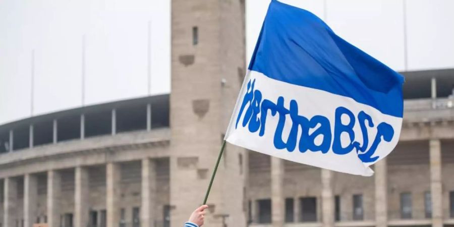 Hertha-Fans demonstrieren vor dem Olympiastadion und fordern den Rücktritt von Manager Preetz und der Club-Führung. Foto: Christophe Gateau/dpa