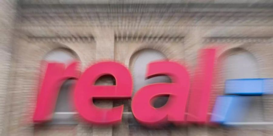 Die Übernahme-Pläne von Edeka für 28 Real-Filialen stossen auf Bedenken der Kartellwächter. Foto: Friso Gentsch/dpa