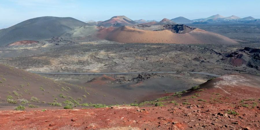 Lanzarote lockt mit beeindruckenden Landschaften.