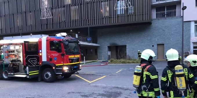 Feuerwehrleute stehen vor den Thermalbädern von Saillon im Wallis. flächenbrand