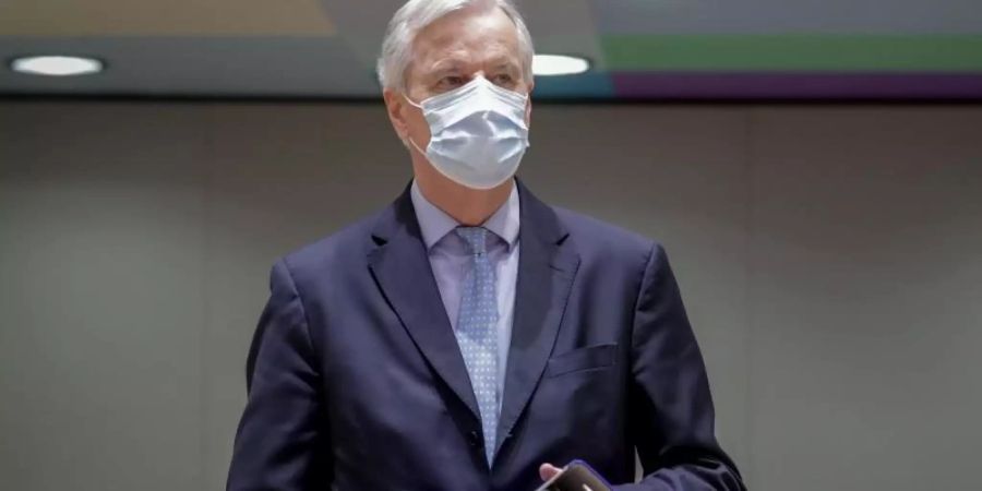 Michel Barnier, EU-Chefunterhändler für den Brexit, mit dem Brexit-Handelsabkommen. Foto: Olivier Hoslet/Pool EPA/AP/dpa