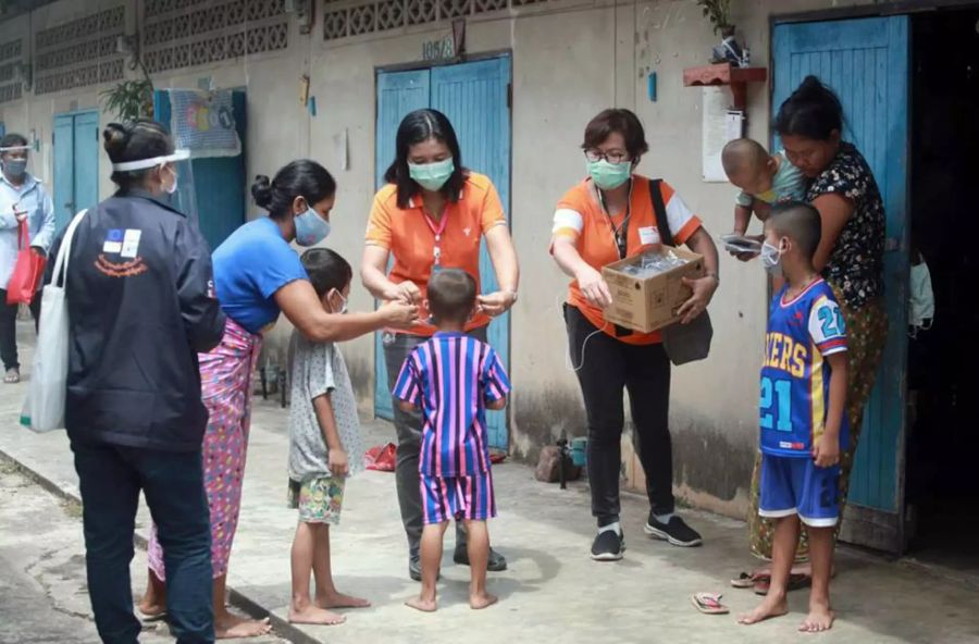 Mehr als 7,5 Millionen Masken wurden bisher weltweit von World Vision verteilt. Hier erklären freiwillige Helfer in Thailand gerade, wie man die Masken richtig benutzt.