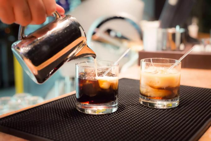 White Russian mit Dalgona Coffee schmeckt nicht nur gut, sondern geht auch ganz einfach. White Russian