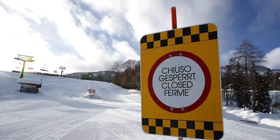 ARCHIV - Ein Schild markiert eine gesperrte Skipiste. Foto: Antonio Calanni/AP/dpa