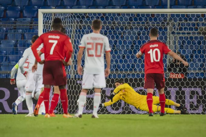 Yann Sommer, Goalie der Schweizer Nati, hält den Elfmeter von Sergio Ramos. Schweizer Nati
