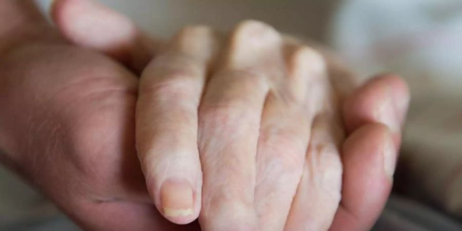 Sollten Sterbewillige ein Recht auf Zugang zu Betäubungsmitteln haben, mit denen sie den Suizidwunsch umsetzen können?. Foto: Sebastian Kahnert/dpa/Symbolbild